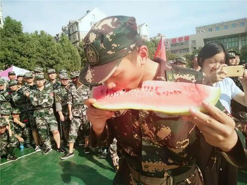 部队里的吃瓜群众,揭秘部队里的八卦风云