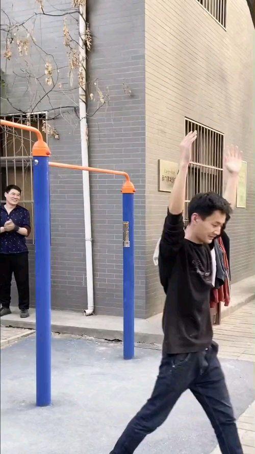 围观新闻的吃瓜群众,吃瓜群众热议焦点事件