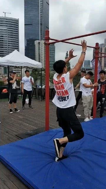 篮球场吃瓜群众,吃瓜群众的热议瞬间