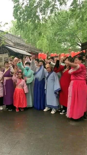 元旦表演的吃瓜群众是什么,揭秘吃瓜群众的狂欢现场