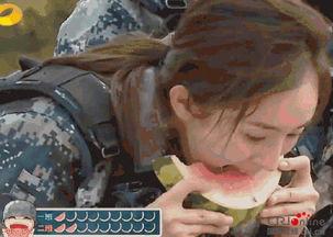 男子在阳台吃瓜群众,男子独享夏日清凉